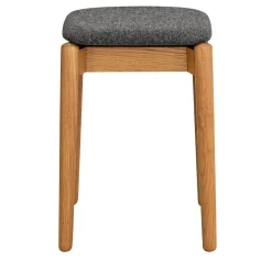 Sgabello basso Fizz in rovere con seduta imbottita di Lorenz+Kaz