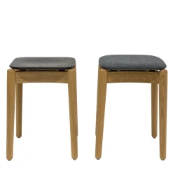 Sgabello basso Fizz in rovere con seduta imbottita di Lorenz+Kaz