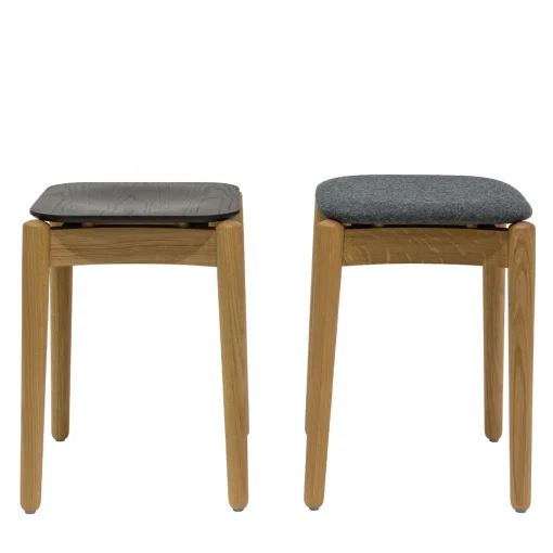 Sgabello basso Fizz in rovere con seduta imbottita di Lorenz+Kaz