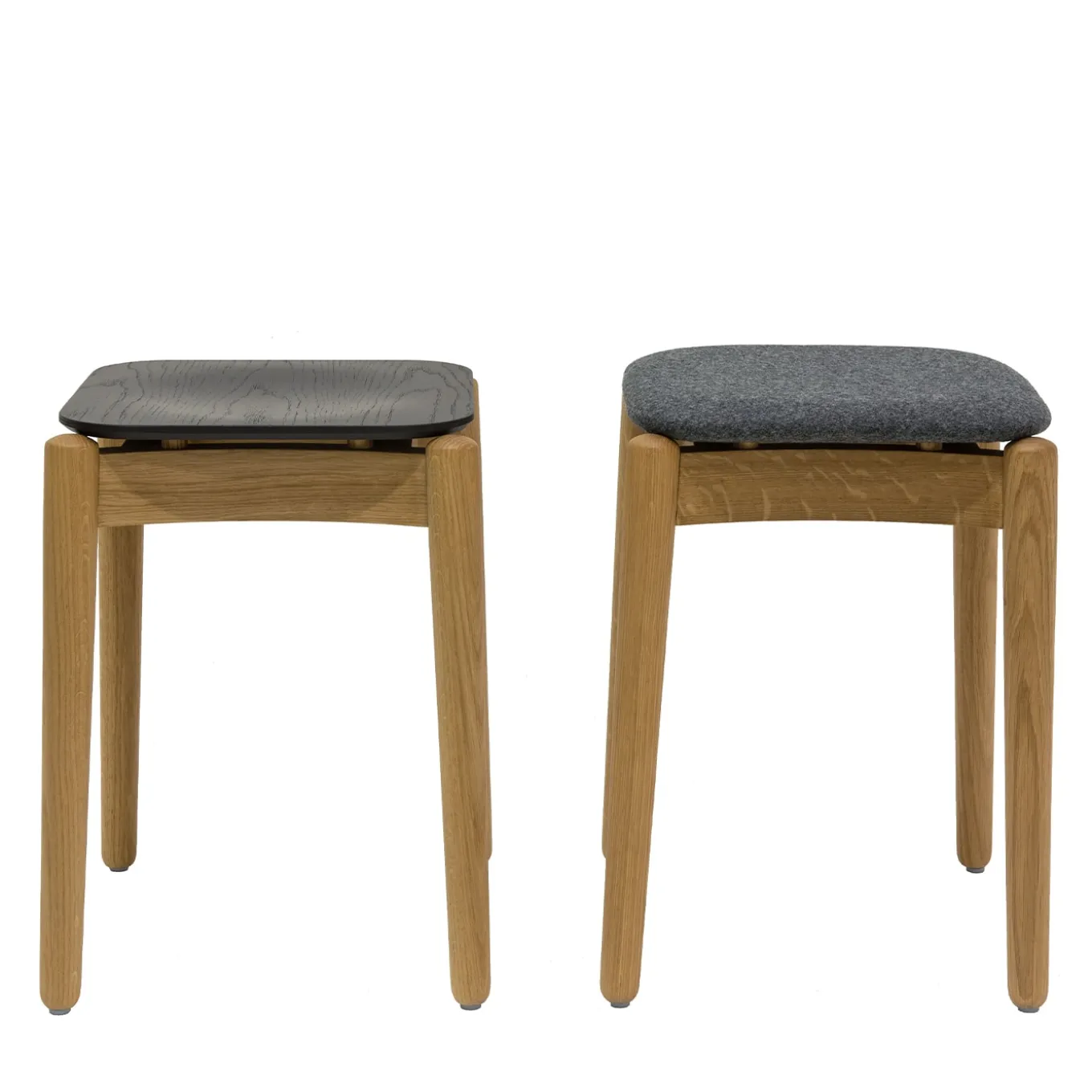 Sgabello basso Fizz in rovere con seduta imbottita di Lorenz+Kaz
