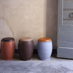 Sgabello Bombo marrone e rosso di Nestor Perkal