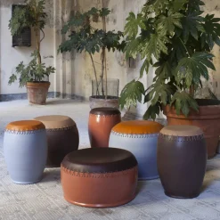 Sgabello Bombo marrone scuro di Nestor Perkal