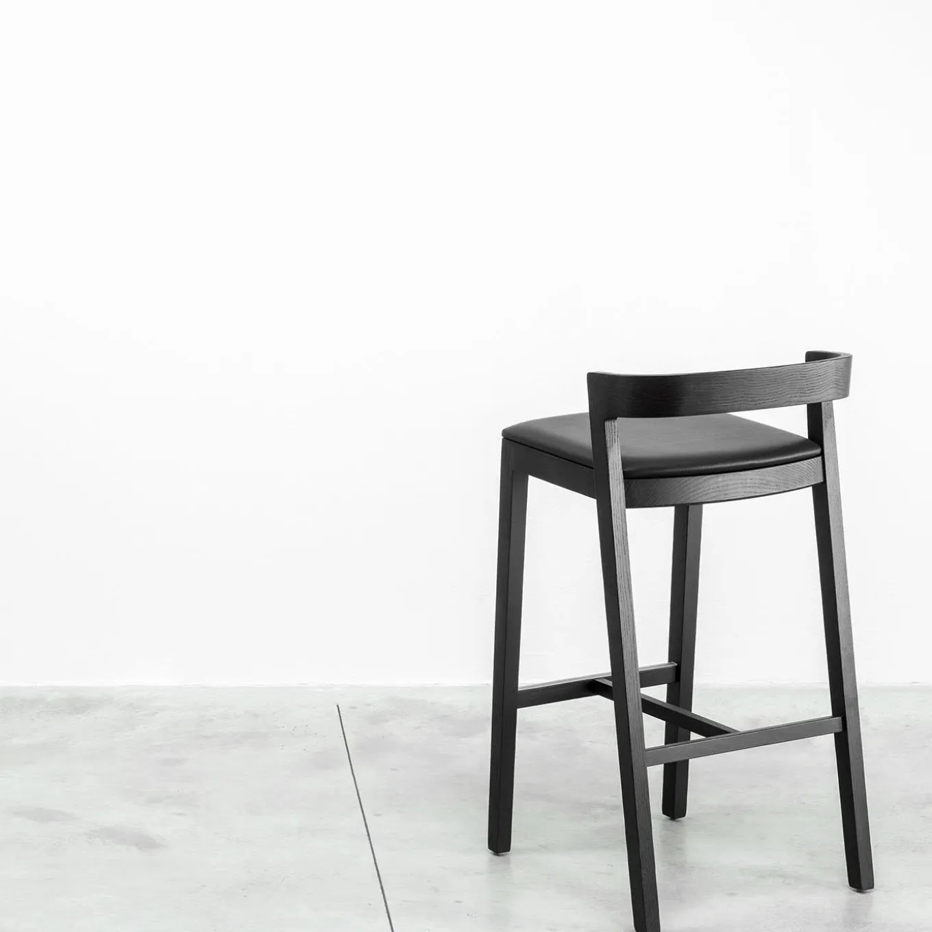 Sgabello Drive in Frassin nero con seduta in pelle di Lorenz+Kaz