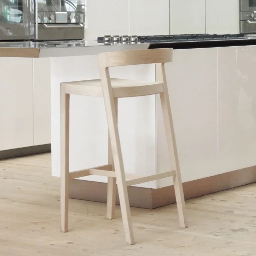 Sgabello Drive in Frassin naturale di Lorenz+Kaz