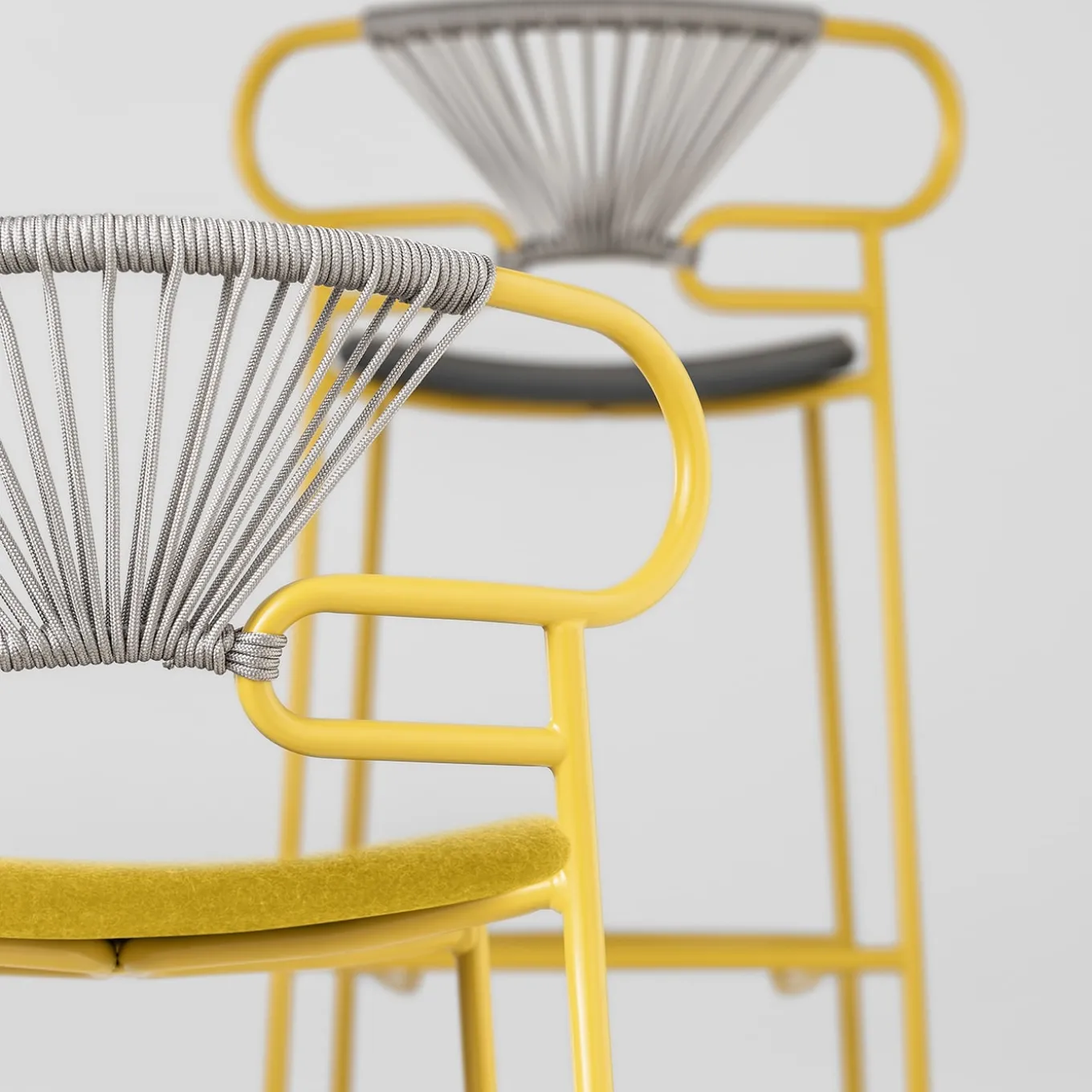 Sgabello Genoa giallo e grigio di Cesare Ehr