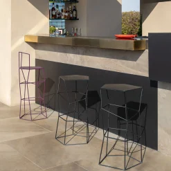 Sgabello in ferro colore liquirizia