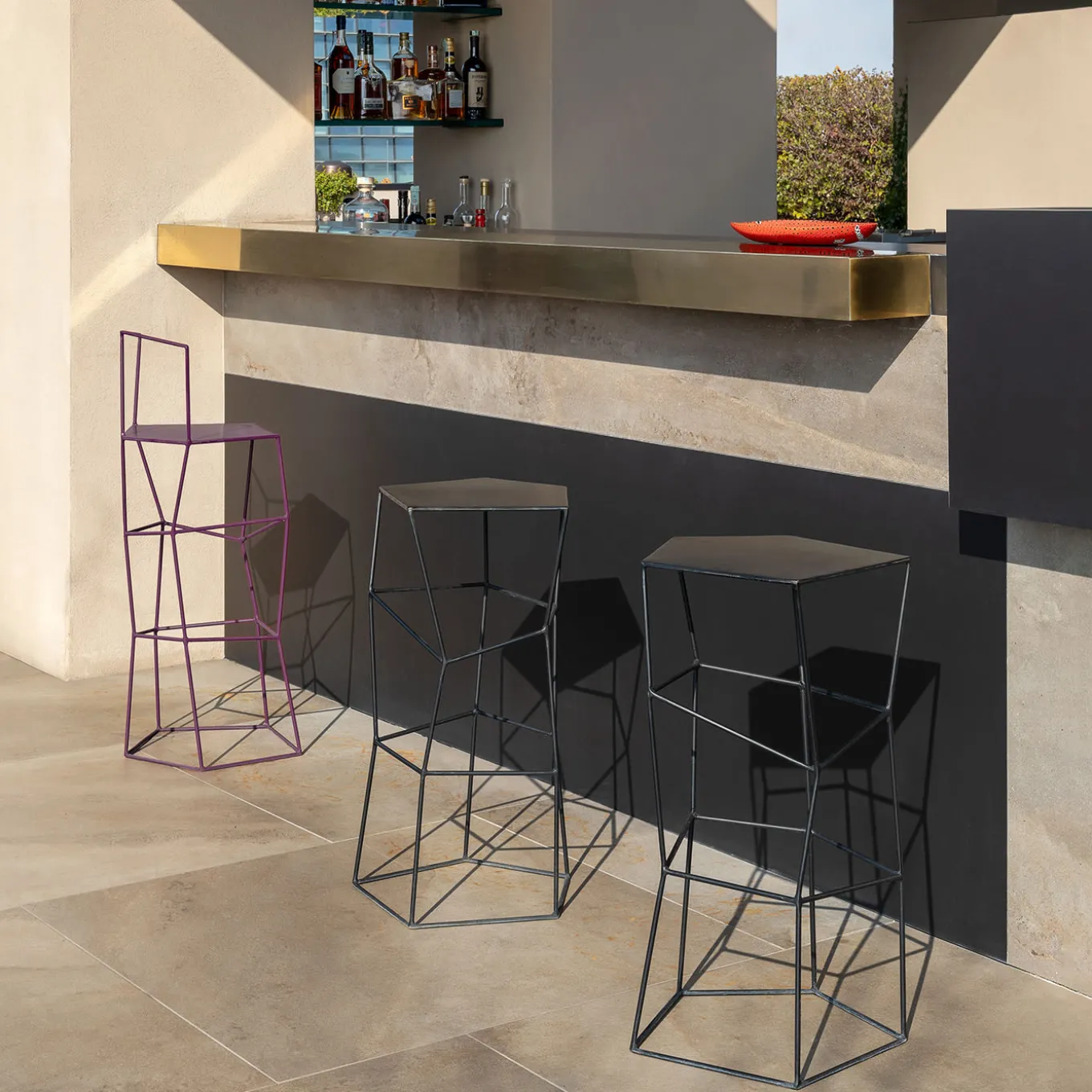 Sgabello in ferro colore liquirizia