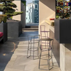 Sgabello in ferro colore liquirizia