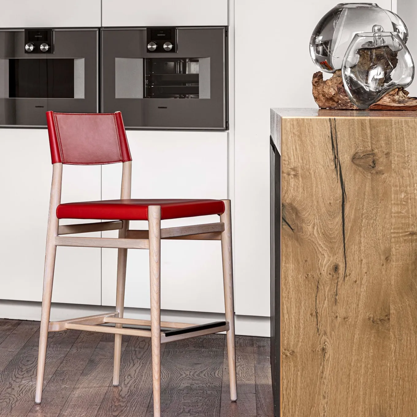 Sgabello Ledermann Light di Tom Kelley