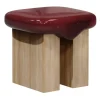 Sgabello Wax in legno lucido Bordeaux e legno di frassino massello di Artefatto Design Studio