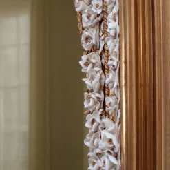 Specchio ad arco con fiori in porcellana Capodimonte e dettagli dorati dipinti a mano