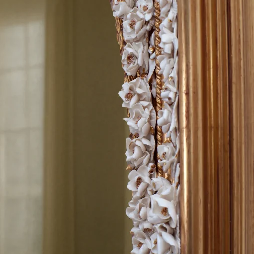 Specchio ad arco con fiori in porcellana Capodimonte e dettagli dorati dipinti a mano