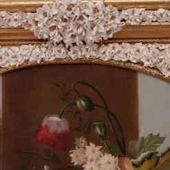 Specchio ad arco con fiori in porcellana Capodimonte e dettagli dorati dipinti a mano