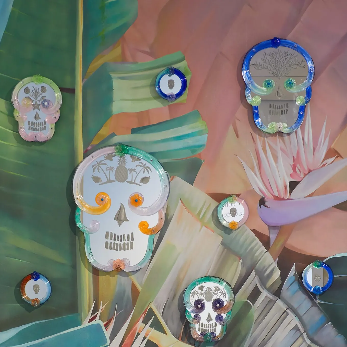 Specchio con teschio rotondo blu e giallo di Bradley Theodore