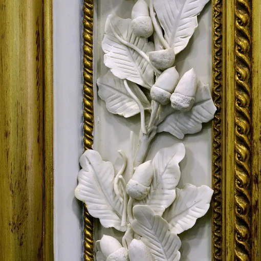 Specchio da parete dorato con decorazioni in porcellana biscuit di Capodimonte