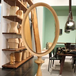 Specchio da terra Mirror Mirror in legno massello di cedro