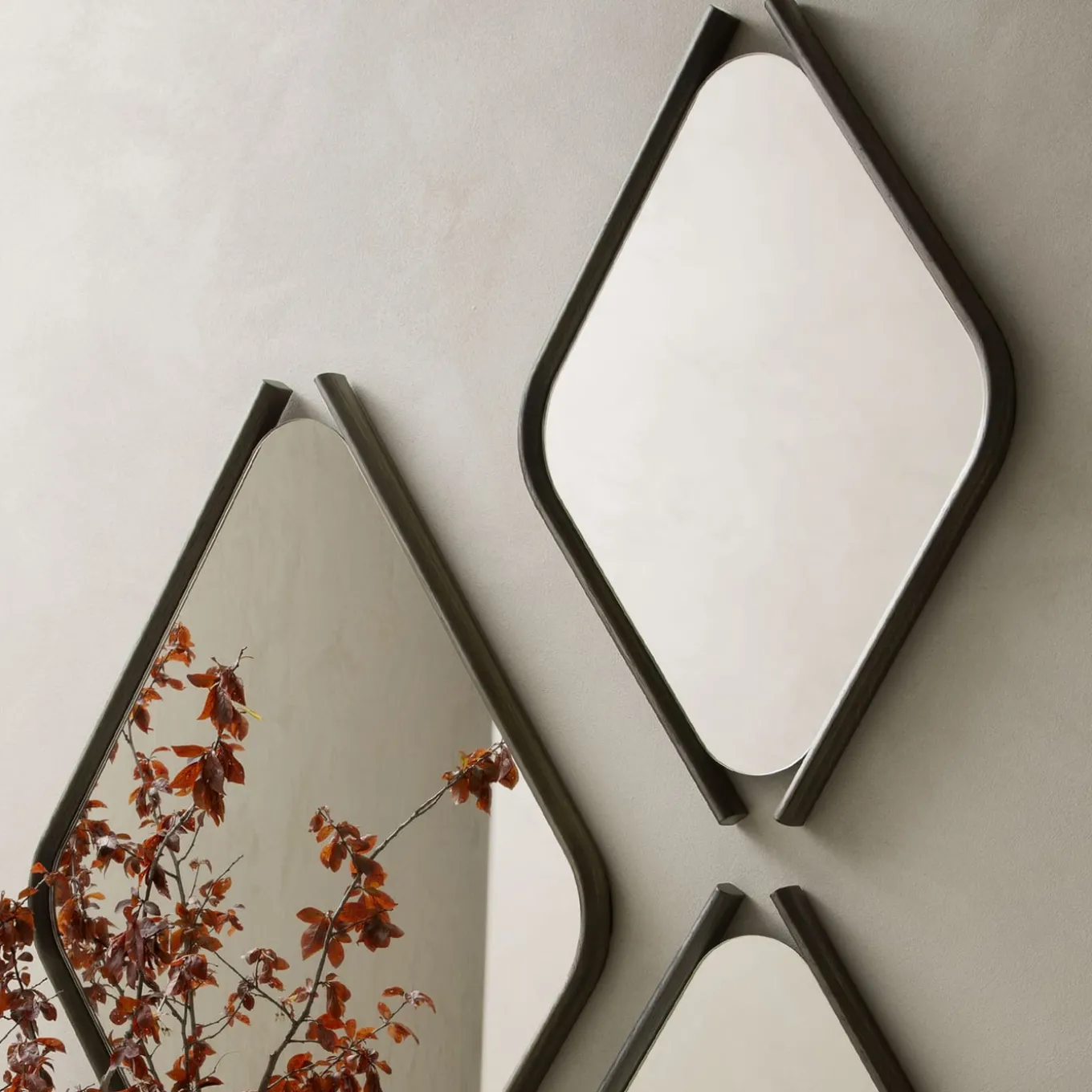 Specchio piccolo Wood Eye con cornice in rovere massiccio