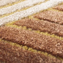 Tappeto Concoction, trapuntato a mano, in rosso bruciato e albicocca