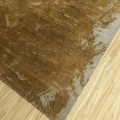 Tappeto Free Verse annodato a mano in grigio argento e cumino