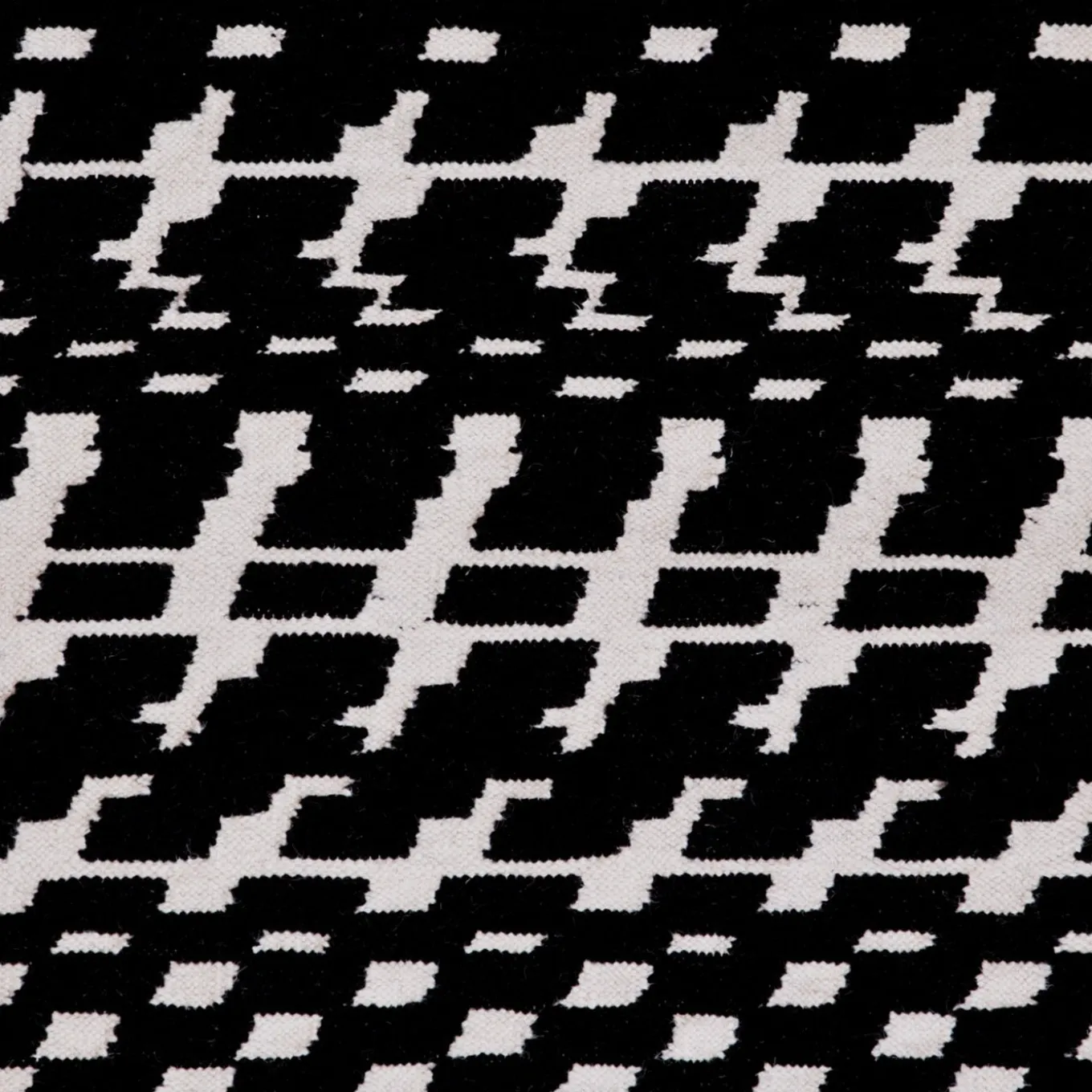 Tappeto Fuoritempo Kilim bianco e nero di Paolo Giordano e Nicole Jeanneret