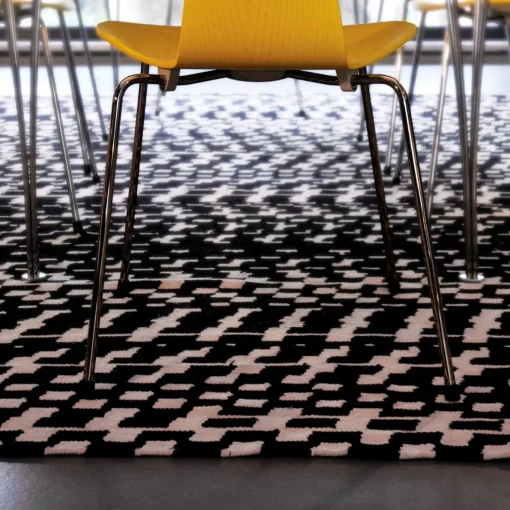 Tappeto Fuoritempo Kilim bianco e nero di Paolo Giordano e Nicole Jeanneret