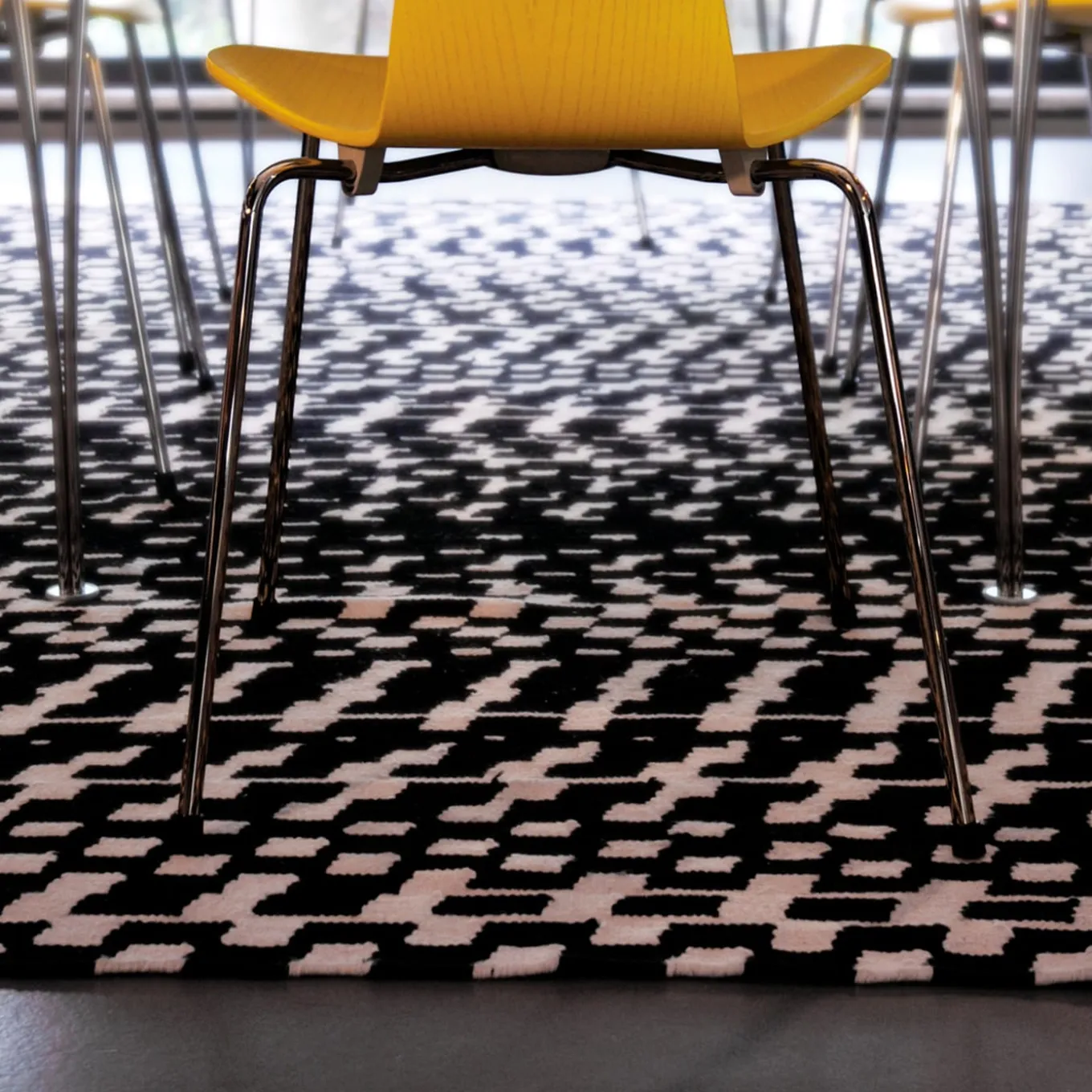 Tappeto Fuoritempo Kilim bianco e nero di Paolo Giordano e Nicole Jeanneret