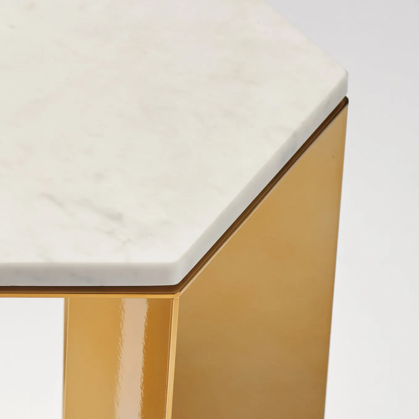 Tavolino Alato in oro e marmo bianco di Antonio Saporito
