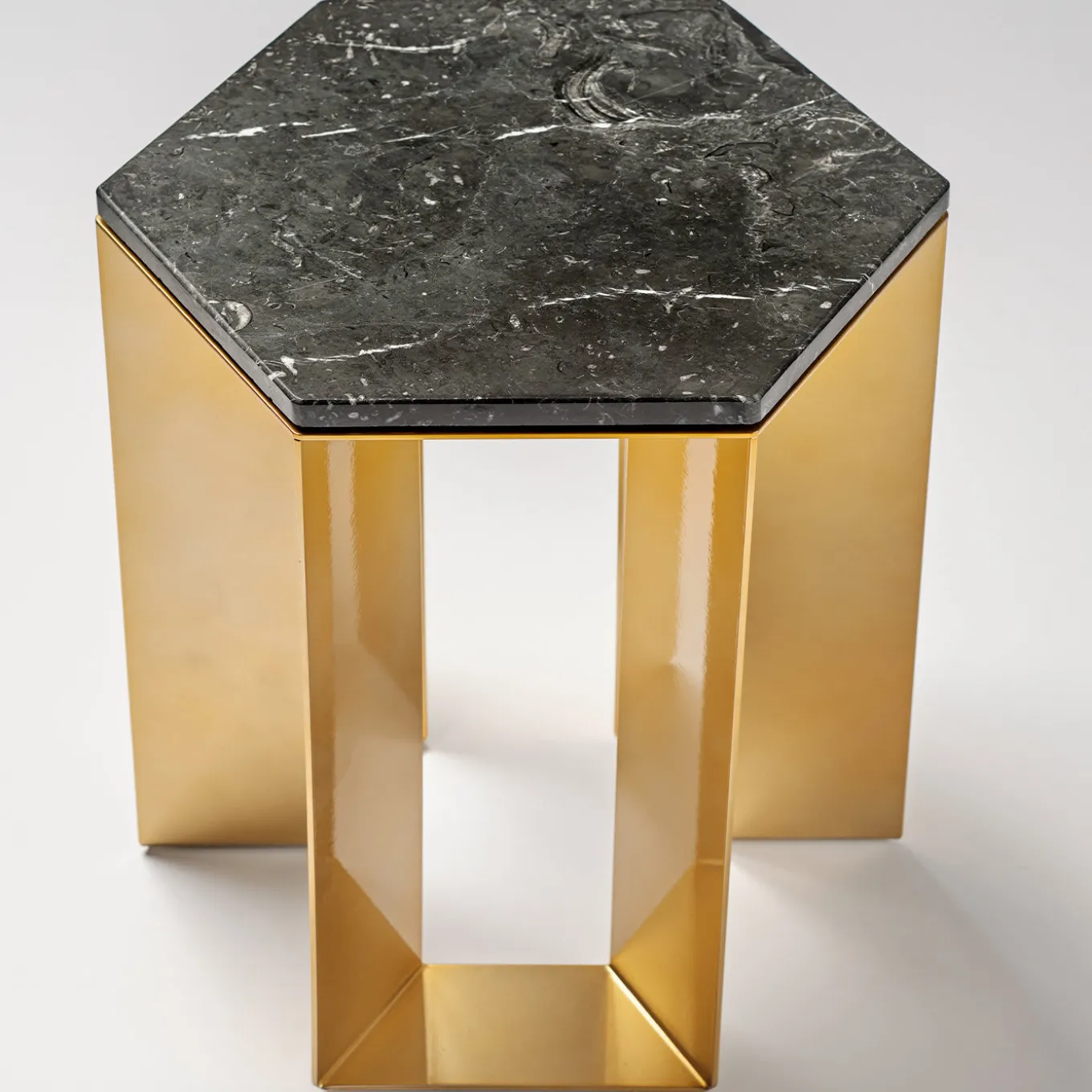 Tavolino Alato nero e oro di Antonio Saporito