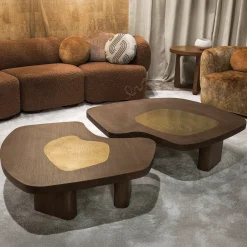 Tavolino da caffè a forma fluida con dettagli ottone Yin