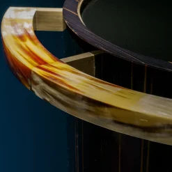 Tavolino da portata Alfred in legno di ebano lucido con dettagli in corno