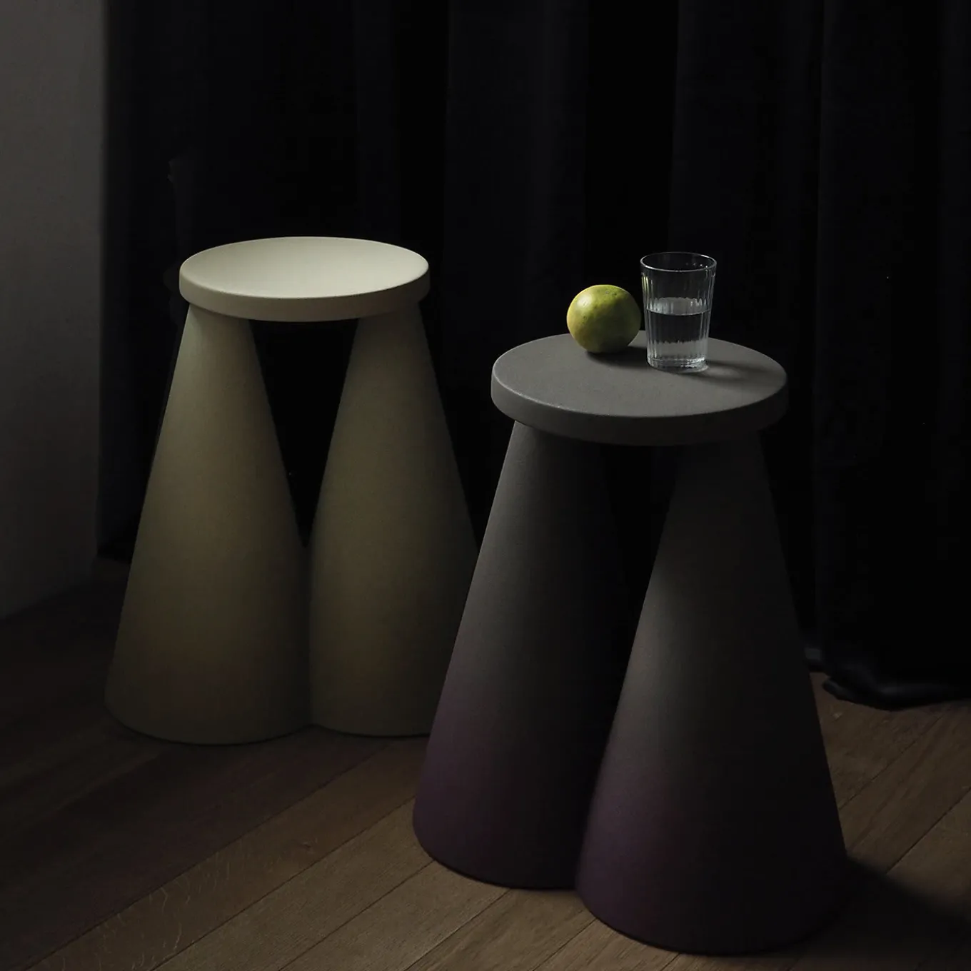 Tavolino Isola in ceramica viola di Cara/Davide