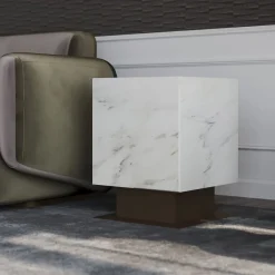 Tavolino Nahul in marmo bianco calacatta con base in metallo