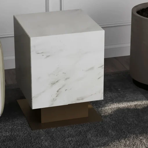 Tavolino Nahul in marmo bianco calacatta con base in metallo