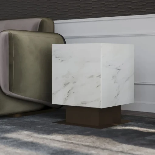 Tavolino Nahul in marmo bianco calacatta con base in metallo