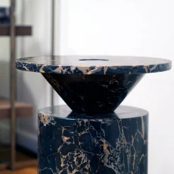 Tavolino Totem Black Portoro di Karen Chekerdjian