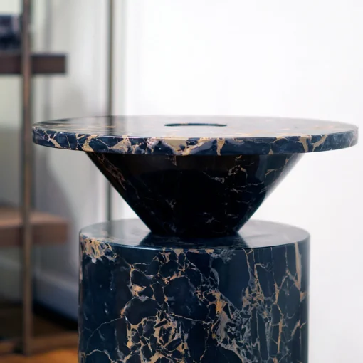 Tavolino Totem Black Portoro di Karen Chekerdjian
