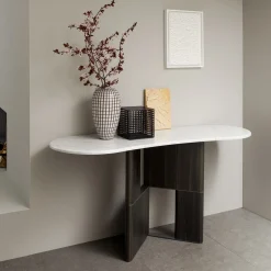 Tavolo console Tetris con piano in marmo e gambe in legno di quercia Laguna