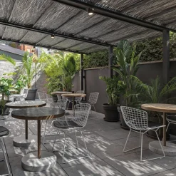 Tavolo da bistrot Rene in marmo Nero Marquinia di Piero Lissoni