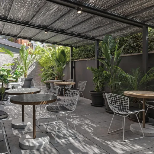 Tavolo da bistrot Rene in marmo Nero Marquinia di Piero Lissoni