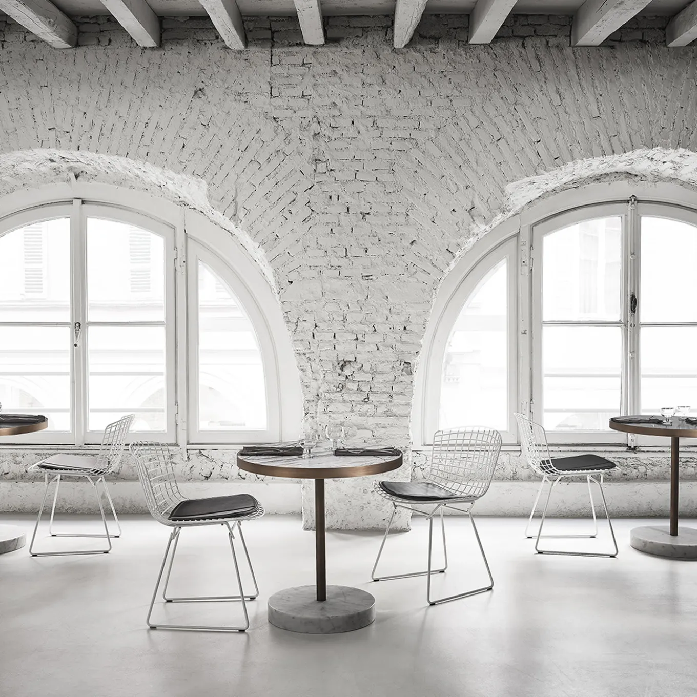 Tavolo da bistrot Rene in marmo Nero Marquinia di Piero Lissoni
