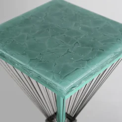 Tavolo da cocktail quadrato Aegis di Ziad Alonaizy