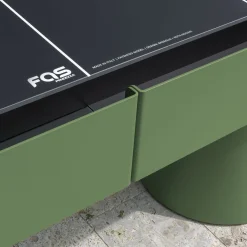 Tavolo da gioco Shuffleboard in metallo verde Brooklyn con dettagli in legno iroko