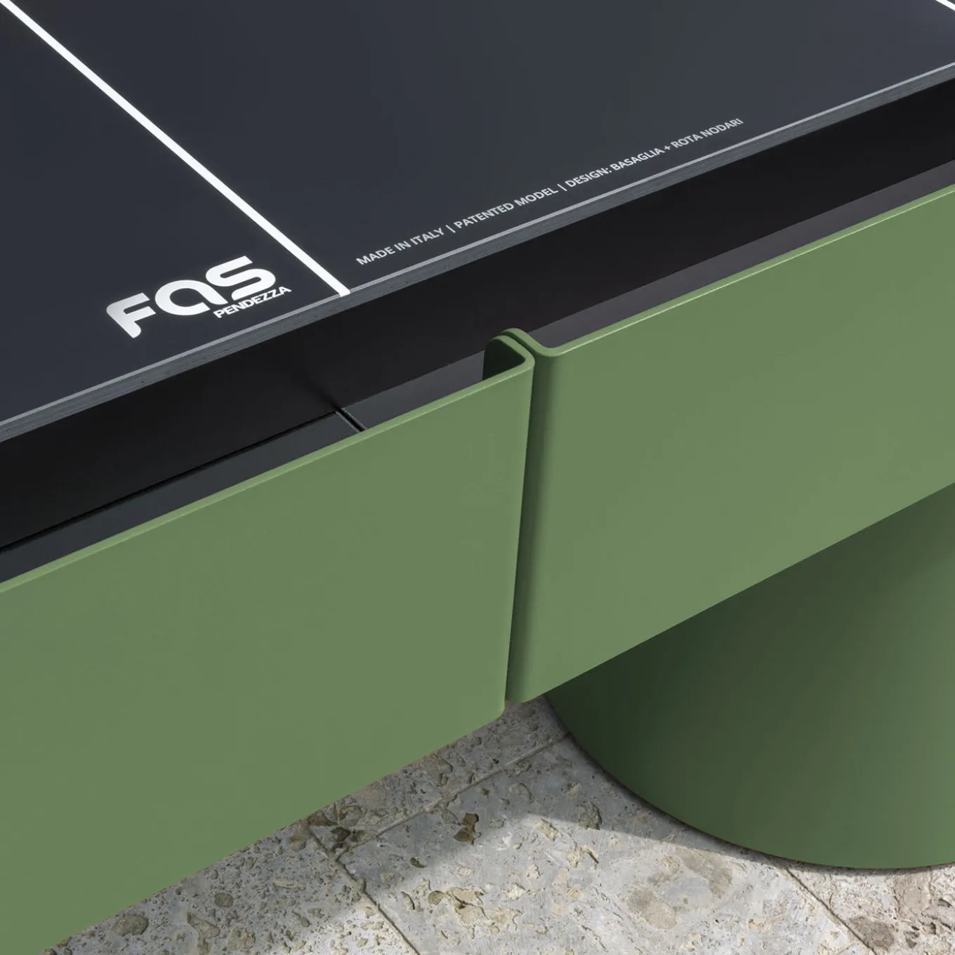Tavolo da gioco Shuffleboard in metallo verde Brooklyn con dettagli in legno iroko