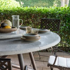 Tavolo da pranzo da esterno Hermu 230 in pietra peperino grigia e acciaio marrone