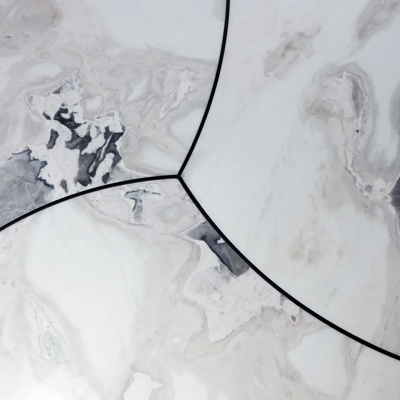 Tavolo da pranzo Petali con piano in marmo bianco Dover