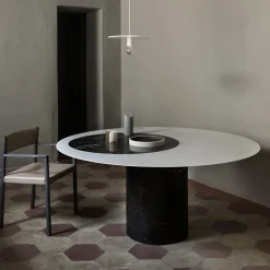 Tavolo da pranzo rotondo in marmo bianco e nero Proiezioni #1 di Elisa Ossino