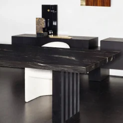 Tavolo rettangolare in marmo Belvedere nero Ozark di Dainelly Studio