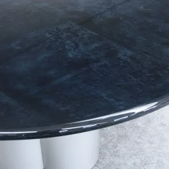 Tavolo rotondo in pelle di capra blu