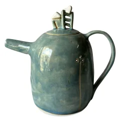 Teiera Pensiero Sospeso in ceramica azzurra della Collezione Micromondo