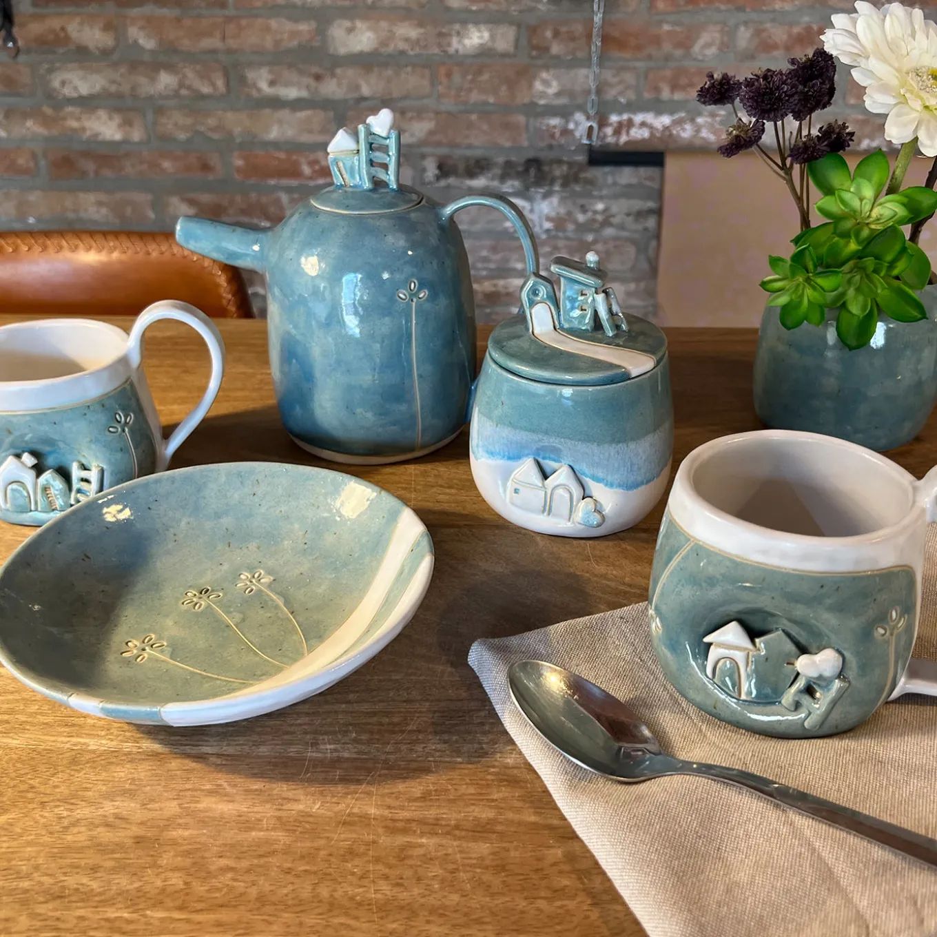 Teiera Pensiero Sospeso in ceramica azzurra della Collezione Micromondo